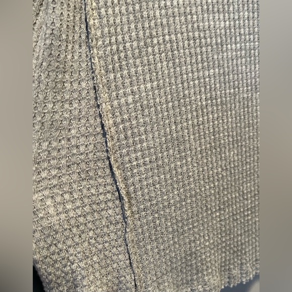 Adorable Gray Soft Waffle Material Cold Shoulder Top Size M - Picture 5 of 5